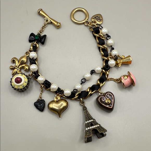Betsey Johnson Gold Tone Black Paris Eiffel Tower Heart Charm Bangle Bracelet - Picture 1 of 3